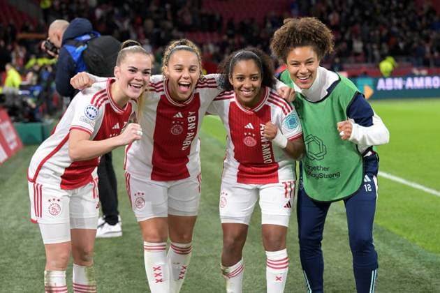 AMSTERDAM - (l-r) Milicia Keijzer of Ajax, Chasity Grant of Ajax, Ashleigh Weerden of Ajax, Isabelle Hoekstra of Ajax celebrate the 2-1 victory and reach the quarter-finals after the UEFA women s Champions League match in group C between Ajax Amsterdam and AS Roma at the Johan Cruijff ArenA on January 30, 2024 in Amsterdam, Netherlands. ANP UEFA Women s Champions League 2023 24 2023 2024 xVIxANPxSportx xxANPxIVx 489848278 originalFilename: 489848278.jpg