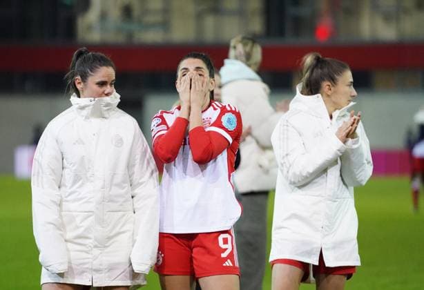 Sarah Zadrazil 25 FC Bayern , Jovana Damnjanovic 9 Bayern and Katharina Naschenweng 19 FC Bayern thank the fans after the UEFA Womens Champions League match FC Bayern Munich Paris Saint Germain Feminine on 30 01 2024 Munich FC Bayern Campus Bayern Germany