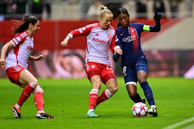 from left Sarah Zadrazil FC Bayern München, FCB, 25 Lea Schüller FC Bayern München, FCB, 11 Grace Geyoro PSG, 8 in duel, duel, tackle, dynamic, action, action, 30 01 2024, Munich Germany , Football, UEFA Womens Champions League, Group C, FC Bayern München Paris Saint Germain xslx