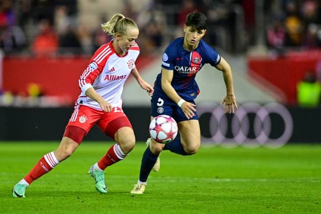v li Lea Schüller FC Bayern Munich, FCB, 11 Elisa De Almeida PSG, 5 in duel, duel, tackle, dynamic, action, action, 30 01 2024, Munich Germany , Football, UEFA Womens Champions League, Group C, FC Bayern Munich Paris Saint Germain xslx