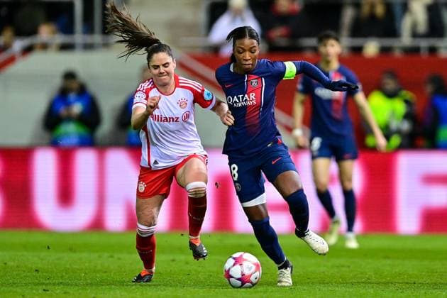 v li Sarah Zadrazil FC Bayern Munich, FCB, 25 Grace Geyoro PSG, 8 in duel, duel, tackle, dynamic, action, action, 30 01 2024, Munich Germany , Football, UEFA Womens Champions League, Group C, FC Bayern Munich Paris Saint Germain xslx