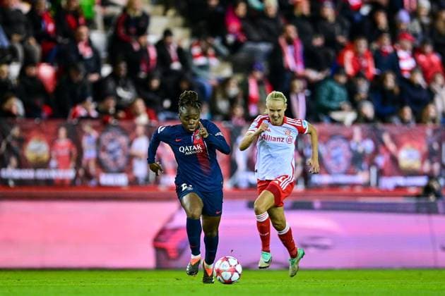 v li Sandy Baltimoe PSG, 21 Pernille Harder FC Bayern Munich, FCB, 21 in duel, duel, tackle, dynamic, action, action, 30 01 2024, Munich Germany , Football, UEFA Womens Champions League, Group C, FC Bayern Munich Paris Saint Germain xslx