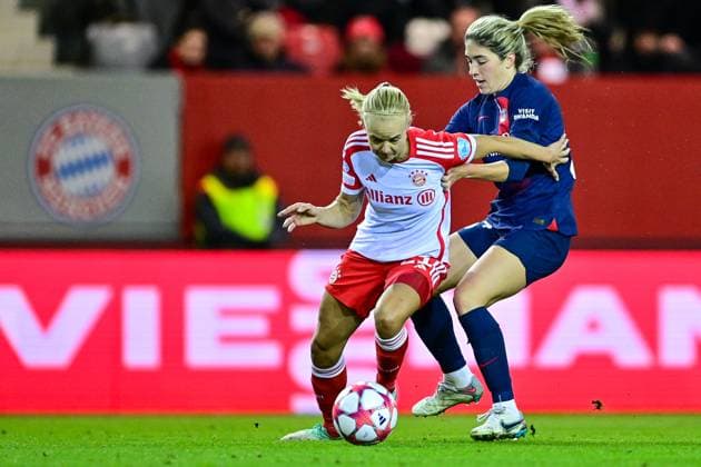v li Pernille Harder FC Bayern Munich, FCB, 21 Korbin Albert PSG, 24 in duel, duel, tackle, dynamic, action, action, 30 01 2024, Munich Germany , Football, UEFA Womens Champions League, Group C, FC Bayern Munich Paris Saint Germain xslx