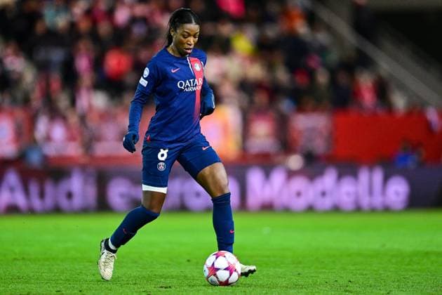 Grace Geyoro PSG, 8 on the ball, cropped, full body, single image, action, action, 30 01 2024, Munich Germany , Football, UEFA Womens Champions League, Group C, FC Bayern Munich Paris Saint Germain xslx