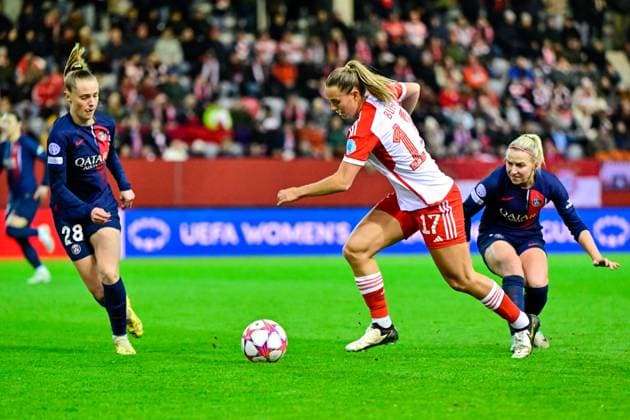 v li Jade Le Guilly PSG, 28 Klara Bühl FC Bayern München, FCB, 17 Jackie Groenen PSG, 14 in duel, duel, tackle, dynamic, action, action, 30 01 2024, Munich Germany , Football, UEFA Womens Champions League, Group C, FC Bayern München Paris Saint Germain xslx