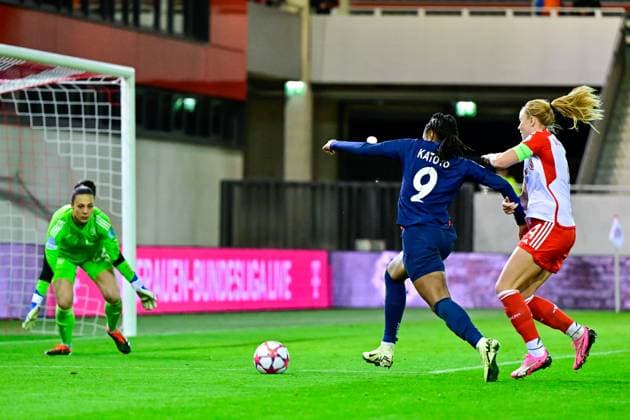 from left Maria Luisa Grohs Goalkeeper, Goalkeeper, FC Bayern Munich, FCB, 22 Marie Antoinette Katoto PSG, 9 Glodis Perla Viggosdottir FC Bayern Munich , 4 in duel, duel, tackle, dynamic, action, action, 30 01 2024, Munich Germany , Football, UEFA Womens Champions League, Group C, FC Bayern Munich Paris Saint Germain xslx