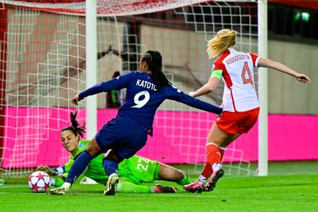 from left Maria Luisa Grohs Goalkeeper, Goalkeeper, FC Bayern Munich, FCB, 22 Marie Antoinette Katoto PSG, 9 Glodis Perla Viggosdottir FC Bayern Munich , 4 in duel, duel, tackle, dynamic, action, action, 30 01 2024, Munich Germany , Football, UEFA Womens Champions League, Group C, FC Bayern Munich Paris Saint Germain xslx