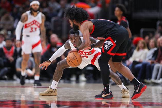 Bilder des Jahres 2024, Sport 01 Januar Sport Bilder des Tages CHICAGO, IL - JANUARY 30: Dennis Schroder 17 of the Toronto Raptors guards Coby White 0 of the Chicago Bulls during the second half against the at the United Center on January 30, 2024 in Chicago, Illinois. (Photo by Melissa Tamez Icon Sportswire) NBA, Basketball Herren, USA JAN 30 Raptors at Bulls EDITORIAL USE ONLY Icon24013054