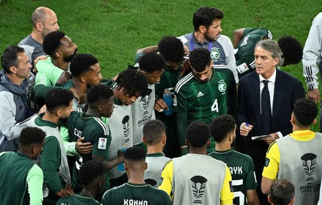 (240131) -- DOHA, Jan. 31, 2024 -- Saudi Arabia s head coach Roberto Mancini (1st R, top) gives instructions before the penalty shootout during the round of 16 match between Saudi Arabia and South Korea at AFC Asian Cup Qatar 2023 in Doha, Qatar, Jan. 30, 2024. ) (SP)QATAR-DOHA-FOOTBALL-AFC ASIAN CUP-KSA VS KOR SunxFanyue 