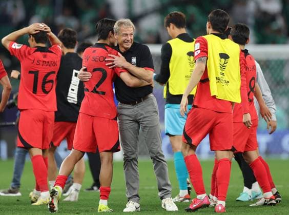 Bilder des Jahres 2024, Sport 01 Januar Sport Bilder des Tages (240131) -- DOHA, Jan. 31, 2024 -- South Korea s head coach Jurgen Klinsmann (C) hugs with Seol Young-Woo after winning the round of 16 match between Saudi Arabia and South Korea at AFC Asian Cup Qatar 2023 in Doha, Qatar, Jan. 30, 2024. ) (SP)QATAR-DOHA-FOOTBALL-AFC ASIAN CUP-KSA VS KOR JiaxHaocheng 