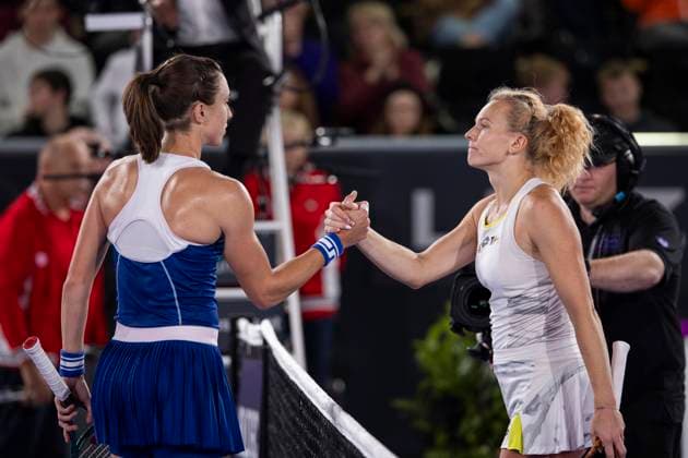 TENNIS - WTA, Tennis Damen Upper Austria Ladies Linz LINZ,AUSTRIA,31.JAN.24 - TENNIS - WTA Tour, Upper Austria Ladies Linz. Image shows Petra Martic (CRO) and Katerina Siniakova (CZE).  GEPAxpictures xGintarexKarpaviciute