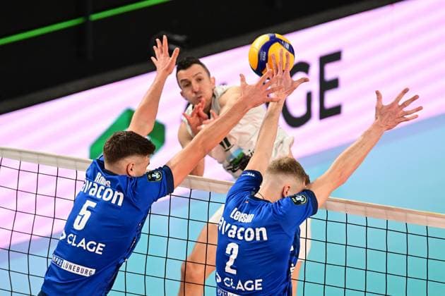 Volleyball I Men I 2023 2024 I CEV Cup I Quarterfinal CCM 75 I SVG Lüneburg AONS Milon NEA Smyrni ATHENS I 31 1 2024 Boyan YORDANOV 11, AONS Milon NEA Smyrni ATHENS fails to block Erik Johannes Röhrs 5, SVG Lüneburg and Blake Gregory Leeson 2, SVG Lüneburg Lüneburg LKH Arena Niedersachsen Germany Copyright: xLobeca AndreasxHannigx