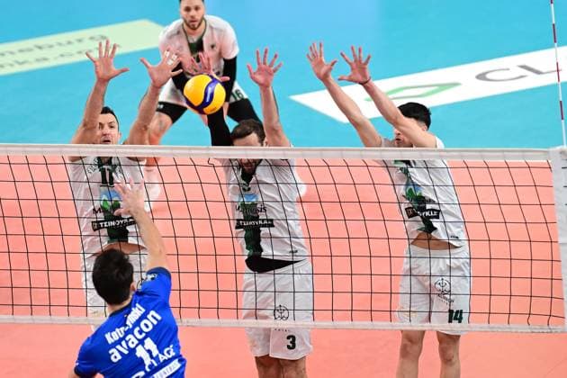Volleyball I Men I 2023 2024 I CEV Cup I Quarterfinal CCM 75 I SVG Lüneburg AONS Milon NEA Smyrni ATHENS I 31 1 2024 Here comes Xander Wolf Wassenaar Ketrzynski 11, SVG Lüneburg not at the block of three of the Greeks me Boyan YORDANOV 11, AONS Milon NEA Smyrni ATHENS , Dimitrios CHARALAMPIDIS 3, AONS Milon NEA Smyrni ATHENS and Alexandros NANOPOULOS 14, AONS Milon NEA Smyrni ATHENS over Lüneburg LKH Arena Niedersachsen Germany Copyright: xLobeca AndreasxHannigx