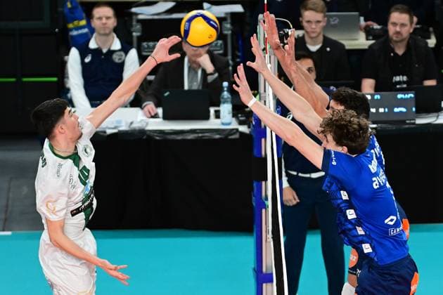 Volleyball I Men I 2023 2024 I CEV Cup I Quarterfinal CCM 75 I SVG Lüneburg AONS Milon NEA Smyrni ATHENS I 31 1 2024 Alexandros NANOPOULOS 14, AONS Milon NEA Smyrni ATHENS against the block of Joscha Kunstmann 7, SVG Lüneburg and behind him Xander Wolf Wassenaar Ketrzynski 11, SVG Lüneburg Lüneburg LKH Arena Niedersachsen Germany Copyright: xLobeca AndreasxHannigx