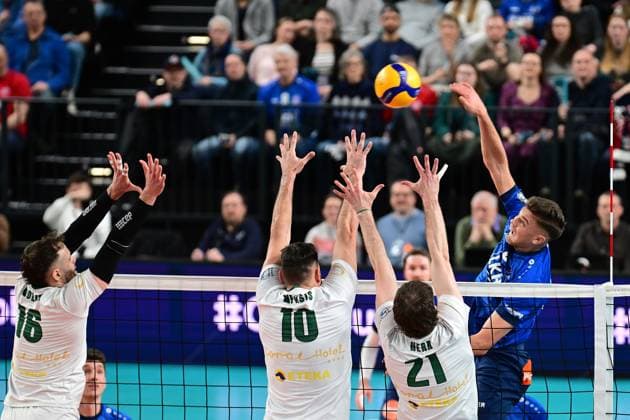 Volleyball I Men I 2023 2024 I CEV Cup I Quarterfinal CCM 75 I SVG Lüneburg AONS Milon NEA Smyrni ATHENS I 31 1 2024 National player Erik Johannes Röhrs 5, SVG Lüneburg easily beats the three-man block of the Greeks with Pedro Gabriel MOLINA MERCADO 16, AONS Milon NEA Smyrni ATHENS , Achilleas BASI 10, AONS Milon NEA Smyrni ATHENS and Luke HERR 21, AONS Milon NEA Smyrni ATHENS Lüneburg LKH Arena Niedersachsen Germany Copyright: xLobeca AndreasxHannigx