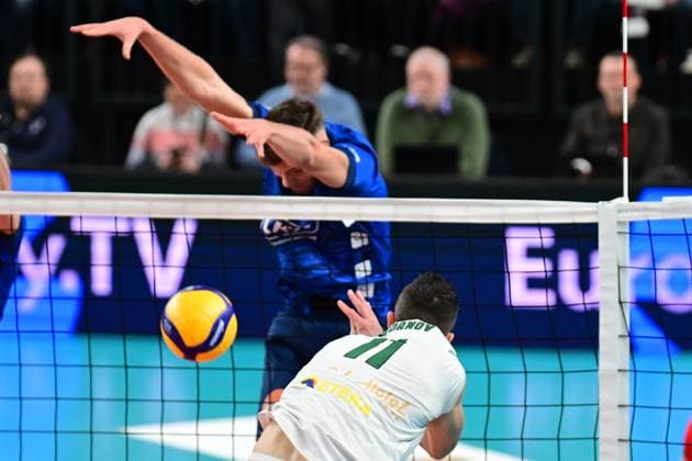 Volleyball I Men I 2023 2024 I CEV Cup I Quarterfinal CCM 75 I SVG Lüneburg AONS Milon NEA Smyrni ATHENS I 31 1 2024 Thats a roof Erik Johannes Röhrs 5, SVG Lüneburg sets up his block over Boyan YORDANOV 11, AONS Milon NEA Smyrni ATHENS He almost gets the ball in his face¦ Lüneburg LKH Arena Niedersachsen Germany Copyright: xLobeca AndreasxHannigx