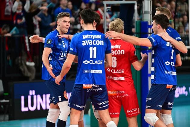 Volleyball I Men I 2023 2024 I CEV Cup I Quarterfinal CCM 75 I SVG Lüneburg AONS Milon NEA Smyrni ATHENS I 31 1 2024 Schelmisch Erik Johannes Röhrs 5, SVG Lüneburg is happy about the point to win the set 1 0 Lüneburg LKH Arena Niedersachsen Germany Copyright: xLobeca AndreasxHannigx