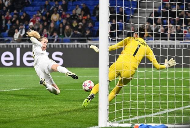 Ada Hegerberg (lyon) vs Olivie Lukasova (prague) FOOTBALL: Olympique Lyonnais FÂŽminines vs SK Slavia Prague - Ligue des Champions FÂŽminine - 31 01 2024 FredericChambert Panoramic 