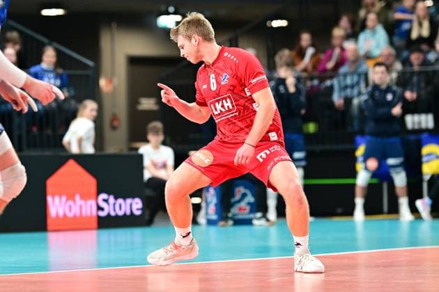 Volleyball I Men I 2023 2024 I CEV Cup I Quarterfinal CCM 75 I SVG Lüneburg AONS Milon NEA Smyrni ATHENS I 31 1 2024 Gage Thomas Wortley 6, SVG Lüneburg shows the ball was out¦ the challenge does not result in anything else Lüneburg LKH Arena Niedersachsen Germany Copyright: xLobeca AndreasxHannigx