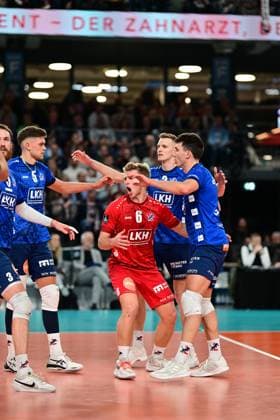 Volleyball I Men I 2023 2024 I CEV Cup I Quarterfinal CCM 75 I SVG Lüneburg AONS Milon NEA Smyrni ATHENS I 31 1 2024 Gage Thomas Wortley 6, SVG Lüneburg is happy about the point in the middle of the team Lüneburg LKH Arena Niedersachsen Germany Copyright: xLobeca AndreasxHannigx