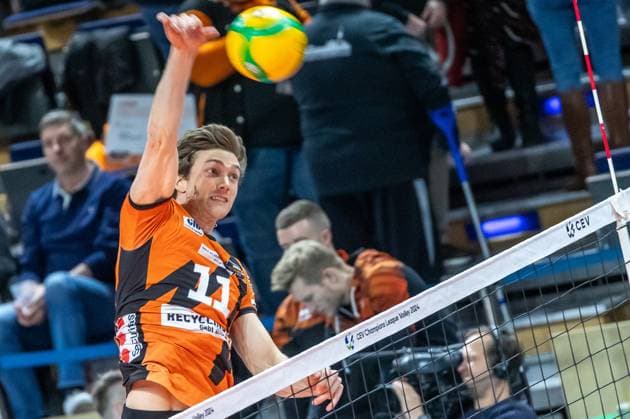 31 01 2024, Berlin, Volleyball CEV Champions League, Men, Playoff, BR Volleys vs Tours VB, Max Schmeling Halle Berlins Cody Kessel plays the ball over the net BR Volleys vs Tours VB