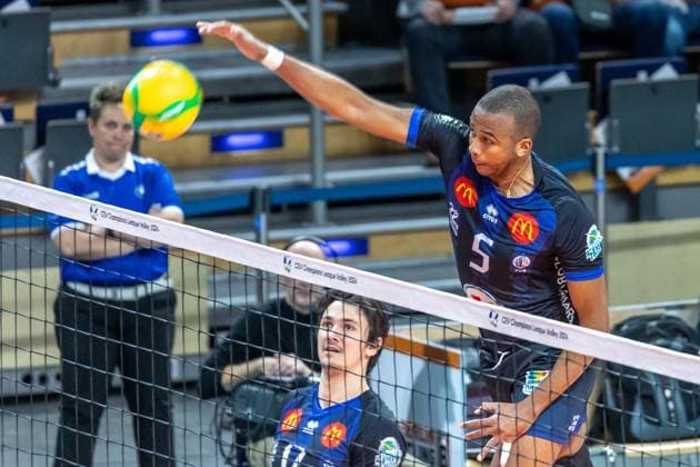 31 01 2024, Berlin, Volleyball CEV Champions League, Men, Playoff, BR Volleys vs Tours VB, Max Schmeling Halle Leandro Santos from Tours VB plays the ball over the net BR Volleys vs Tours VB