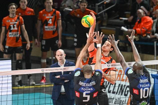 Berlin, Germany January 31, 2024 CL Volleyball 2023 2024 Berlin Recycling Volleys vs Tours VB In the picture Timothee Carle BR Volleys hits past the block of Tour, from left Leandro Nascimento Dos Santos Tours VB , Aboubacar Drame Neto Tours VB Copyright: xFotostandx xReuhlx