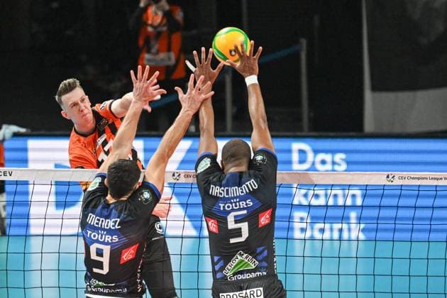 Berlin, Germany January 31, 2024 CL Volleyball 2023 2024 Berlin Recycling Volleys vs Tours VB Pictured from left in a duel Marek Sotola BR Volleys , Nicolas Marcelo Mendez Tours VB , Leandro Nascimento Dos Santos Tours VB Copyright: xFotostandx xReuhlx