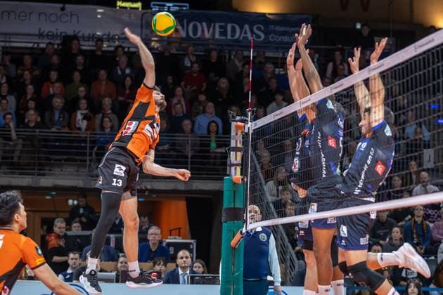 31 01 2024, Berlin, Volleyball CEV Champions League, Men, Playoff, BR Volleys vs Tours VB, Max Schmeling Halle Berlins Ruben Schott l plays the ball through the block of Tours VB BR Volleys vs Tours VB