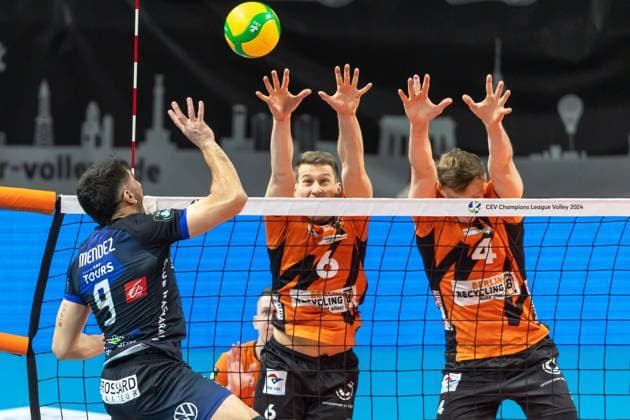 31 01 2024, Berlin, Volleyball CEV Champions League, Men, Playoff, BR Volleys vs Tours VB, Max Schmeling Halle Nicolas Mendez l r from Tours VB plays the ball against Berlins block of Berlins Johannes Tille and Timo Tammemaa BR Volleys vs Tours VB