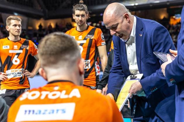 31 01 2024, Berlin, Volleyball CEV Champions League, Men, Playoff, BR Volleys vs Tours VB, Max Schmeling Halle Coach Joel Banks of the Berlin Volleys discusses with his team BR Volleys vs Tours VB during a timeout
