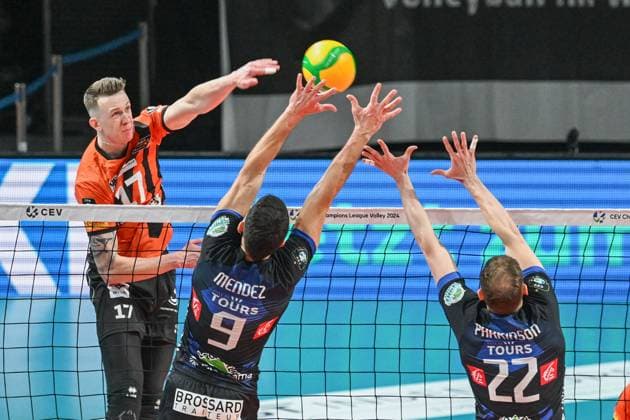 Berlin, Germany January 31, 2024 CL Volleyball 2023 2024 Berlin Recycling Volleys vs Tours VB Pictured from left in duel Marek Sotola BR Volleys , Nicolas Marcelo Mendez Tours VB , Michael Parkinson Tours VB Copyright: xFotostandx xReuhlx
