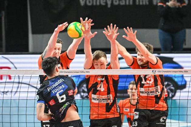 Berlin, Germany January 31, 2024 CL Volleyball 2023 2024 Berlin Recycling Volleys vs Tours VB Pictured from left in duel Antoine Potron Tours VB , Marek Sotola BR Volleys , Timo Tammemaa BR Volleys , Ruben Schott BR Volleys Copyright: xFotostandx xReuhlx