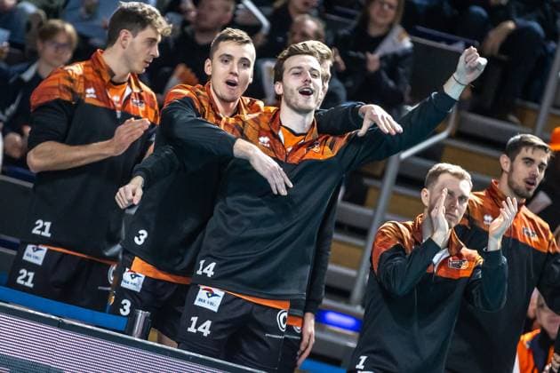 31 01 2024, Berlin, Volleyball CEV Champions League, Men, Playoff, BR Volleys vs Tours VB, Max Schmeling Halle Berlins Tobias Krick l r , Jiri Hänninen and Leon Dervisaj celebrate after BR Volleys win point against Tours VB