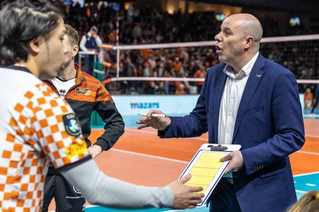 31 01 2024, Berlin, Volleyball CEV Champions League, Men, Playoff, BR Volleys vs Tours VB, Max Schmeling Halle Coach Joel Banks of the Berlin Volleys discusses with his team BR Volleys vs Tours VB