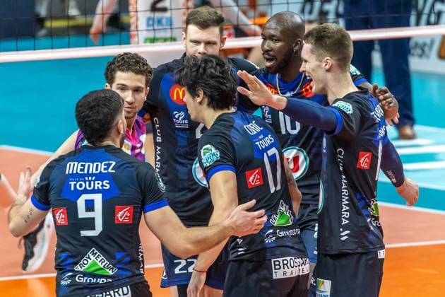 31 01 2024, Berlin, Volleyball CEV Champions League, Men, Playoff, BR Volleys vs Tours VB, Max Schmeling Halle Tours VB players cheer after point win BR Volleys vs Tours VB