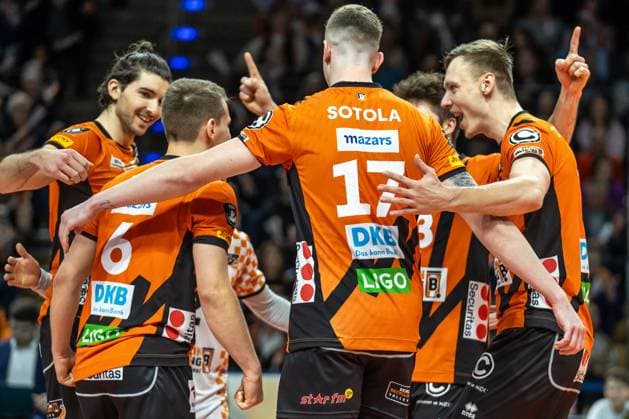 31 01 2024, Berlin, Volleyball CEV Champions League, Men, Playoff, BR Volleys vs Tours VB, Max Schmeling Halle BR Volleys players cheer after BR Volleys win against Tours VB
