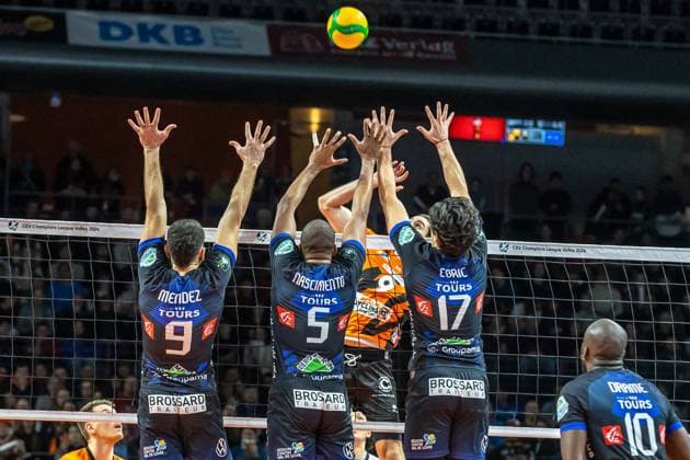 31 01 2024, Berlin, Volleyball CEV Champions League, Men, Playoff, BR Volleys vs Tours VB, Max Schmeling Halle Berlins Timothee Carle M plays the ball against the block of Nicolas Mendez, Leandro Nascimento dos Santos and Zeljko Coric from Tours VB BR Volleys vs Tours VB