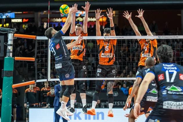 31 01 2024, Berlin, Volleyball CEV Champions League, Men, Playoff, BR Volleys vs Tours VB, Max Schmeling Halle Nicolas Mendez l r of Tours VB plays the ball past Berlins block of Marek Sotola, Nehemiah Mote and Timothee Carle BR Volleys vs Tours VB