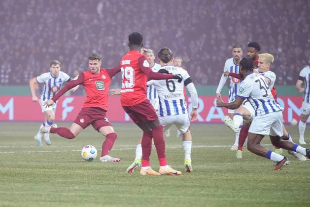 Sport Themen der Woche KW05 Sport Bilder des Tages 31.01.2024, xtgx, Fussball DFB Pokal 1 4 Finale, Hertha BSC Berlin - 1.FC Kaiserslautern emspor, v.l. Tor zum 0:1 durch Jan Elvedi (Kaiserslautern, 3) (DFL DFB REGULATIONS PROHIBIT ANY USE OF PHOTOGRAPHS as IMAGE SEQUENCES and or QUASI-VIDEO) Berlin *** 31 01 2024, xtgx, Soccer DFB Pokal 1 4 Final, Hertha BSC Berlin 1 FC Kaiserslautern emspor, v l Goal to 0 1 by Jan Elvedi Kaiserslautern, 3 DFL DFB REGULATIONS PROHIBIT ANY USE OF PHOTOGRAPHS as IMAGE SEQUENCES and or QUASI VIDEO Berlin
