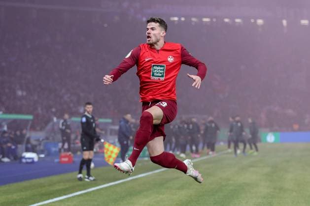 Bilder des Jahres 2024, Sport 01 Januar Sport Bilder des Tages 31.01.2024, xtgx, Fussball DFB Pokal 1 4 Finale, Hertha BSC Berlin - 1.FC Kaiserslautern emspor, v.l. Jan Elvedi (Kaiserslautern, 3) Jubel, Torjubel, jubelt ueber das Tor, celebrate the goal, celebration nach dem 0:1 (DFL DFB REGULATIONS PROHIBIT ANY USE OF PHOTOGRAPHS as IMAGE SEQUENCES and or QUASI-VIDEO) Berlin *** 31 01 2024, xtgx, Fußball DFB Pokal 1 4 Finale, Hertha BSC Berlin 1 FC Kaiserslautern emspor, v l Jan Elvedi Kaiserslautern, 3 Jubel, Torjubel, jubelt ueber das Tor, celebrate the goal, celebration nach dem 0 1 DFL DFB REGULATIONS PROHIBIT ANY USE OF PHOTOGRAPHS as IMAGE SEQUENCES and or QUASI VIDEO Berlin
