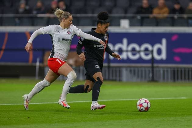 Deutsche Bank Park, Frankfurt Main Germany 31 01 2024 UEFA Women s Champions League match Grouppe A SGE Eintracht Frankfurt Rosengard v l , Emma Jansson FC Rosengard , Shekiera Martinez Eintracht Frankfurt , Zweikampf, Action, Aktion, Battles for the Ball Copyright: JoaquimxFerreira