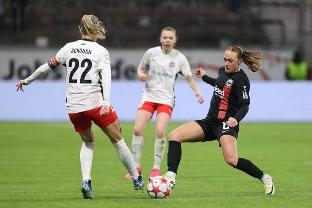 Deutsche Bank Park, Frankfurt Main Germany 31 01 2024 UEFA Women s Champions League match Grouppe A SGE Eintracht Frankfurt Rosengard v l , Olivia Schough FC Rosengard , Lisanne Graewe Eintracht Frankfurt , Zweikampf, Action, Aktion, Battles for the Ball Copyright: JoaquimxFerreira