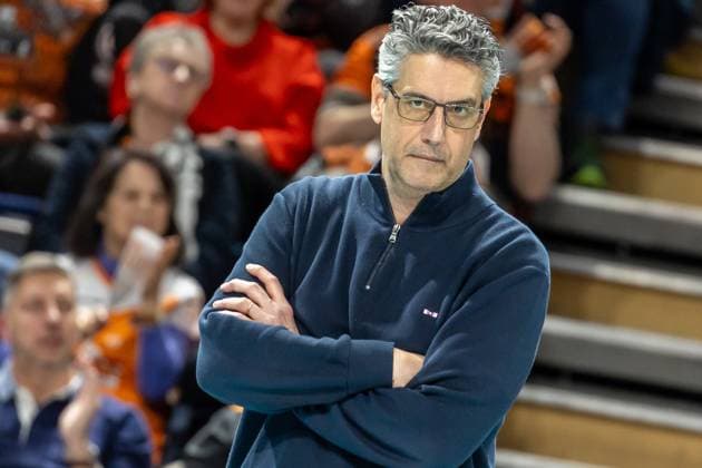 31 01 2024, Berlin, Volleyball CEV Champions League, Men, Playoff, BR Volleys vs Tours VB, Max Schmeling Halle Head coach Marcelo Fronckowiak of Tours VB follows the match BR Volleys vs Tours VB