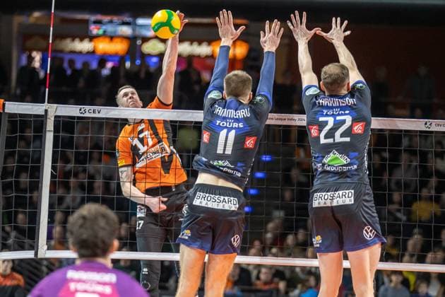 31 01 2024, Berlin, Volleyball CEV Champions League, Men, Playoff, BR Volleys vs Tours VB, Max Schmeling Halle Berlins Marek Sotola l r plays the ball against the block from Maert Tammearu and Michael Parkinson from Tours VB BR Volleys vs Tours VB