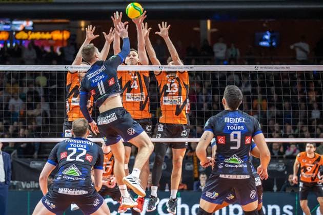 31 01 2024, Berlin, Volleyball CEV Champions League, Men, Playoff, BR Volleys vs Tours VB, Max Schmeling Halle Maert Tammearu l from Tours VB plays the ball against the block from Berlins Timo Tammemaa and Ruben Schott r BR Volleys vs Tours VB