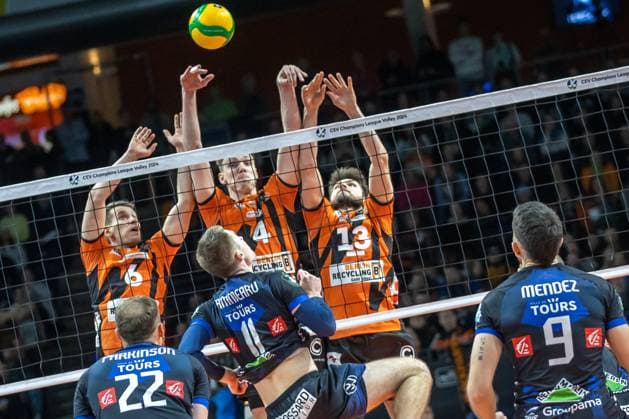 31 01 2024, Berlin, Volleyball CEV Champions League, Men, Playoff, BR Volleys vs Tours VB, Max Schmeling Halle Maert Tammearu M of Tours VB plays the ball against the block of Berlins Johannes Tille, Timo Tammemaa and Ruben Schott r BR Volleys vs Tours VB
