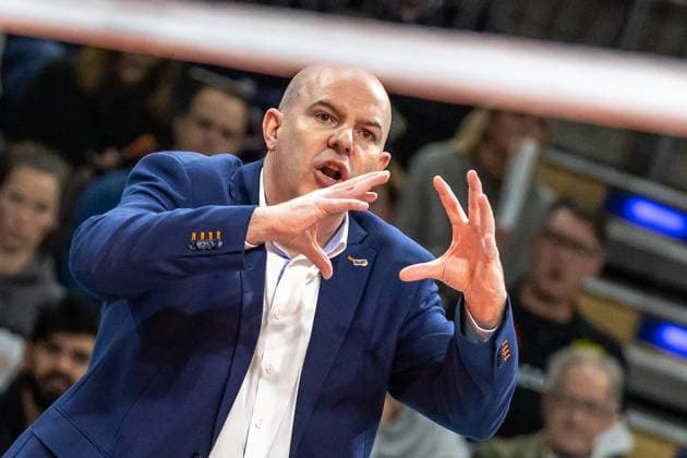 31 01 2024, Berlin, Volleyball CEV Champions League, Men, Playoff, BR Volleys vs Tours VB, Max Schmeling Halle Coach Joel Banks of Berlin Volleys gestures BR Volleys vs Tours VB