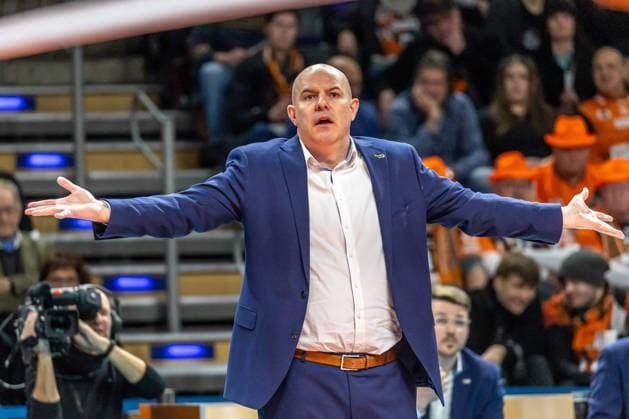 31 01 2024, Berlin, Volleyball CEV Champions League, Men, Playoff, BR Volleys vs Tours VB, Max Schmeling Halle Coach Joel Banks of Berlin Volleys gestures BR Volleys vs Tours VB
