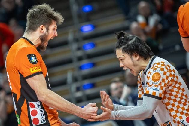 31 01 2024, Berlin, Volleyball CEV Champions League, Men, Playoff, BR Volleys vs Tours VB, Max Schmeling Halle Berlins Ruben Schott l and libero Satoshi Tsuiki cheer after BR Volleys win against Tours VB